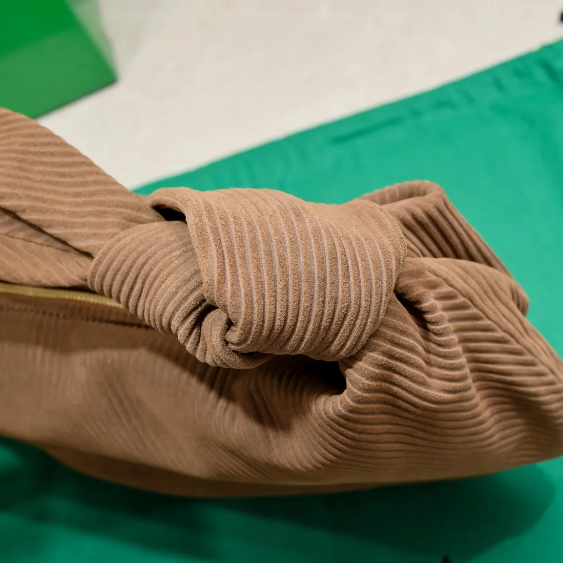 The batch 1960 large Jodie tote handbag is made of suede with an embossed effect similar to corduroy. It is made with Intreccio weaving process. It has a cool and retro style. It is full of energy, free and easy, and its distinctive personality brings multi-layered charm to the daily wardrobe~ 🔝The soft and flowing fabric conveys a soft touch# A relaxed and comfortable feeling is reinterpreted in the silhouette. The interior is made of sheepskin. Dimensions: Width 40 Height 48 Thick 16 [6698#]